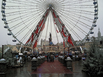 Ein Riesenrad während des Weihnachtsmarkts