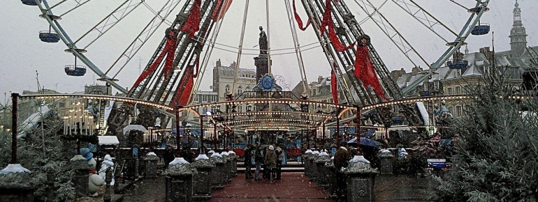 Ein Riesenrad während des Weihnachtsmarkts