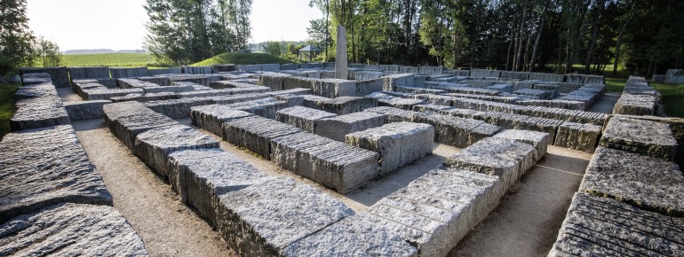 Das Granitlabyrinth bei Epprechtstein besteht aus hunderten Quadern und führt Besucher auf verschlungenen Wegen bis zum zentralen Obelisken.