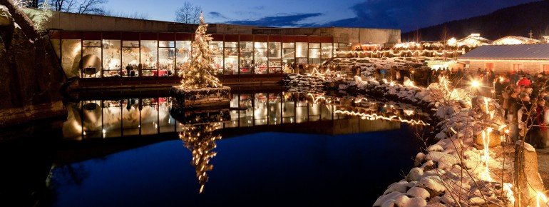 Im Steinbruch gibt es auch einen kleinen See, auf dem der Christbaum schwimmt.