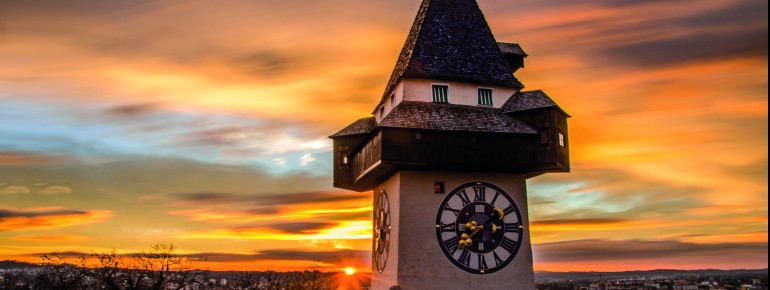 Der Turm befindet sich auf dem Schlossberg, einem Hügel mitten in Graz.