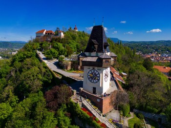 Die Aussichtsplattform des Turms bietet einen atemberaubenden Blick über die Stadt Graz.