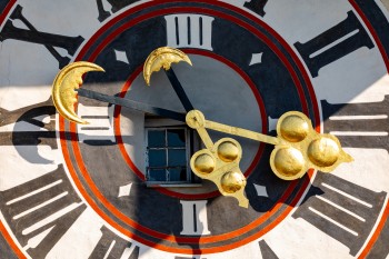 Die beeindruckende Uhr am Uhrturm wurde im 16. Jahrhundert installiert.