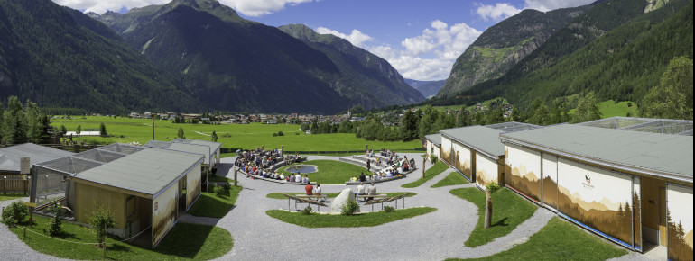 Im Greifvogelpark Umhausen erlebst du Raben, Eulen oder Falken hautnah.