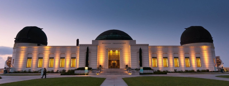 Das Gebäude des Griffith Observatory inmitten des Griffith Park