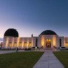 Das Gebäude des Griffith Observatory inmitten des Griffith Park