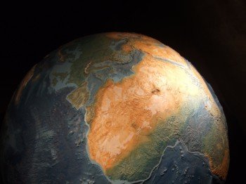 Im Griffith Observatory kannst du ein riesiges Modell der Erde sehen