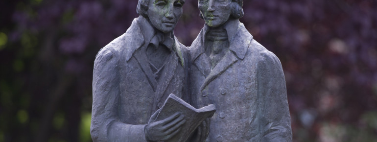 Vor dem Gebäude der nördlichen Torwache am Beginn der Wilhelmshöher Allee am Brüder Grimm Platz steht seit 1985 das Brüder Grimm-Denkmal.