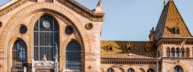 Das Gebäude der Großen Markthalle ist ein beeindruckendes Eisen-Glas-Konstrukt.