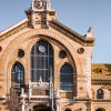 Das Gebäude der Großen Markthalle ist ein beeindruckendes Eisen-Glas-Konstrukt.
