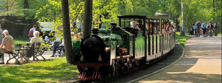 Seit dem Sommer 1950 fährt eine kleine Eisenbahn durch die Parkanlage.