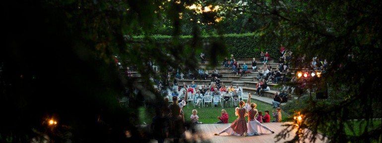 Abgebildet ist hier eine Ballettaufführung im Großen Garten.
