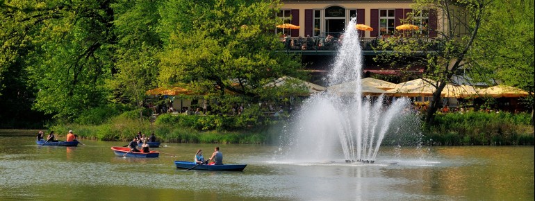 Der Carolasee liegt mitten im Großen Garten und lädt im Sommer zum Rudern ein.