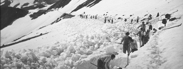 Früher mussten noch viele Männer die Straße nach dem Winter ausschaufeln.
