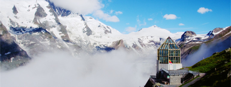 Es kann eine Aussichtswarte mit Blick auf den Großglockner besucht werden.