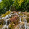 Der Gütersteiner Wasserfall fließt in sanften Kaskaden über moosbewachsene Tuffterrassen.
