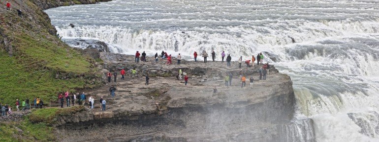 Besucher am Gullfoss-Wasserfall