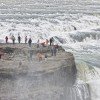 Besucher am Gullfoss-Wasserfall