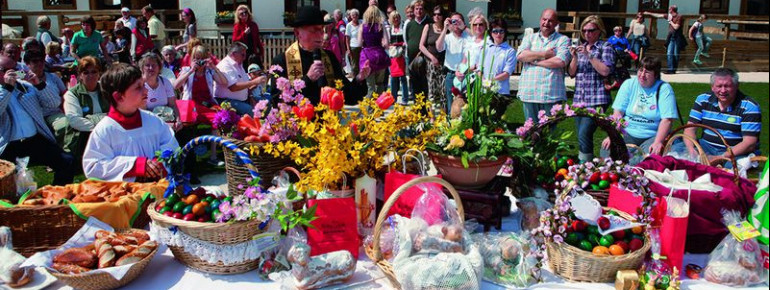 Beim berühmten Ostermarkt auf Gut Aiderbichl in Henndorf kann du mit Henne Berta und Hahn Alfons die Osterzeit mal anders erleben. Am Ostersonntag findet eine Speisenweihe statt.