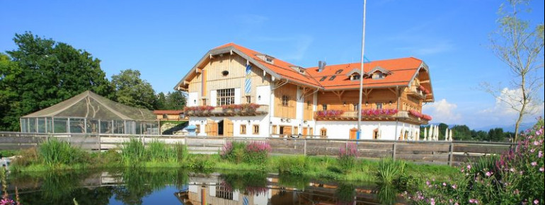 2012 wurde das Gut Aiderbichl in Iffeldorf eröffnet.