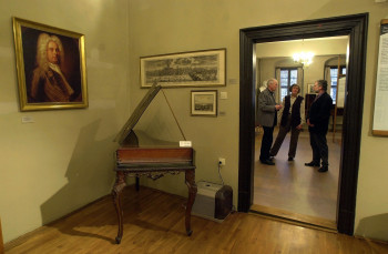 In der Dauerausstellung "historische Musikinstrumente" befinden sich unter Anderem Streich-, Zupf-, Blas- und Tasteninstrumente aus Händels Zeit.