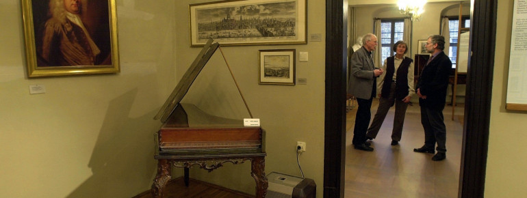 In der Dauerausstellung "historische Musikinstrumente" befinden sich unter Anderem Streich-, Zupf-, Blas- und Tasteninstrumente aus Händels Zeit.