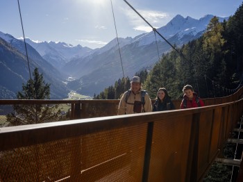 Das Highlight der Wanderung über den Sunnenseit´n Weg im Stubaital: Die Hängebrücke