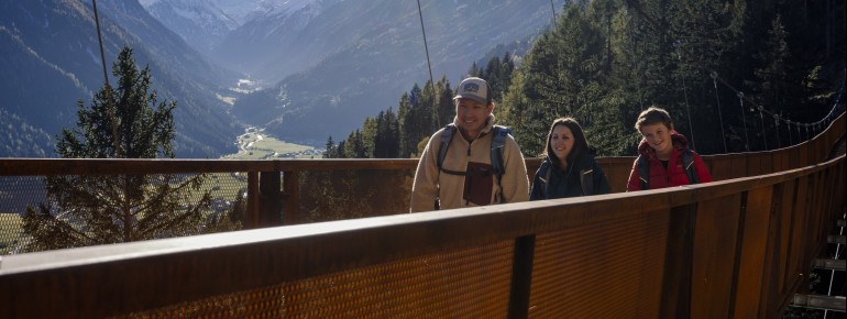 Das Highlight der Wanderung über den Sunnenseit´n Weg im Stubaital: Die Hängebrücke