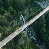 Die 1,20 Meter breite Hängebrücke führt mitten durch die Landschaft des Biosphärengebiets Schwarzwald bei Todtnau.