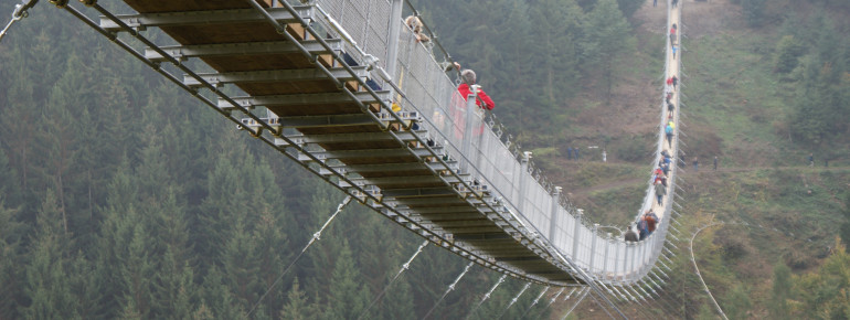 Die Hängelseilbrücke Geierlay ist jederzeit frei zugänglich.
