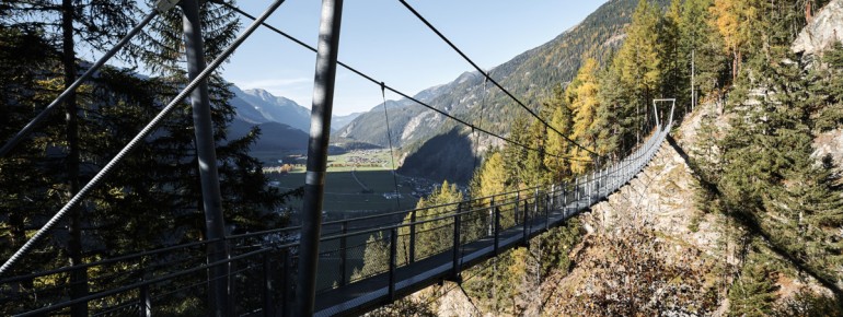 Über 220 Meter schwebt man hoch über dem Talboden.