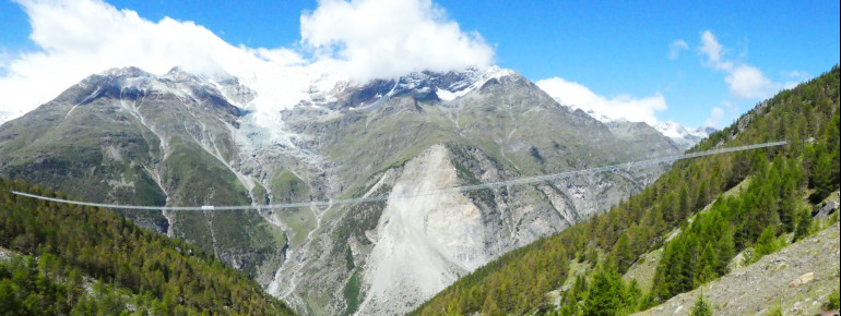 Über einen 85 Meter tiefen Abgrund verläuft die neue Hängebrücke oberhalb von Randa.