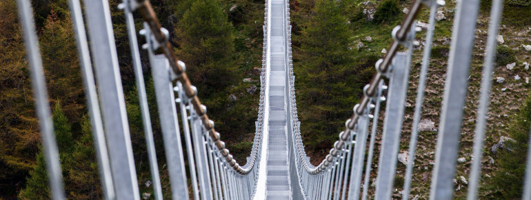 Fast 500 Meter ist die Hängebrücke lang.