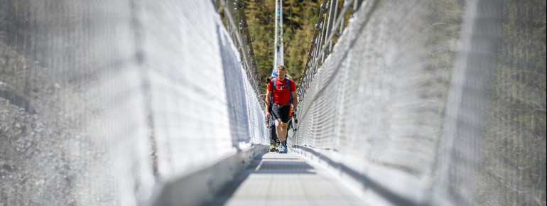 Auf Trittgittern überqueren Wanderer die 65 Zentimeter breite Brücke.