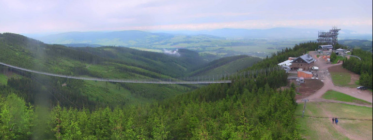 Am Einstieg zur Hängebrücke befindet sich auch eine Art Baumwipfelfpad mit Aussichtsturm, der Sky Walk.
