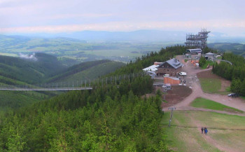 Der Startpunkt der Hängebrücke befindet sich an der Bergstation des Sneznik-Sessellifts.