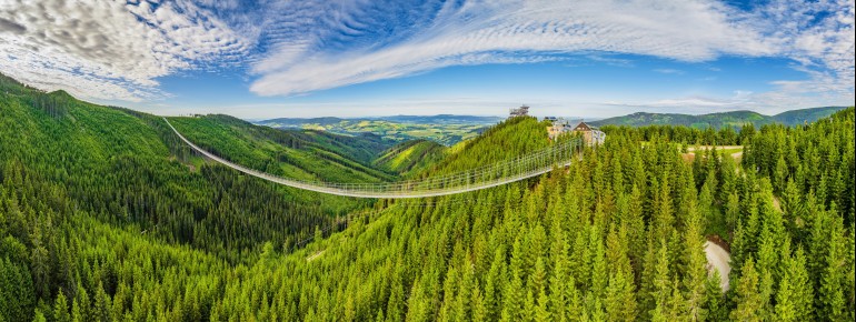 Weltrekord im Böhmerwald: die längste Hängebrücke der Welt wartet hier auf dich.