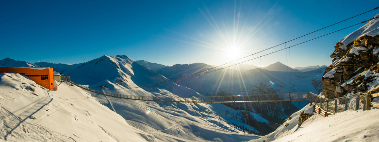 Die Hängebrücke führt vom Restaurant an der Bergstation zur Senderanlage.
