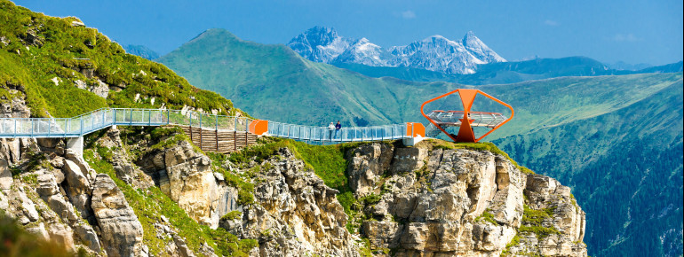 Von der Hängebrücke kommst du zum Felsenweg und zu der Aussichtsplattform Glocknerblick.