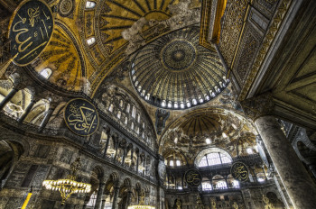 Die gigantische Kuppel der Hagia Sophia ist eine der größten der Welt.