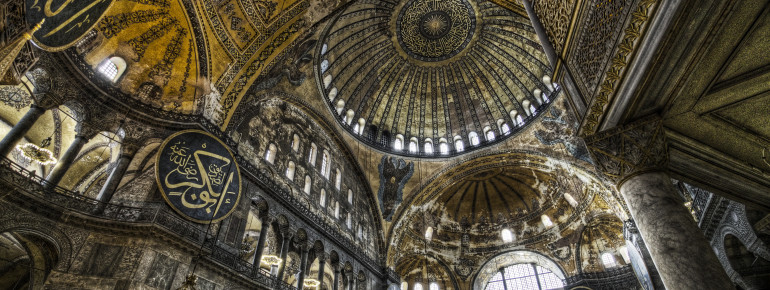 Die gigantische Kuppel der Hagia Sophia ist eine der größten der Welt.