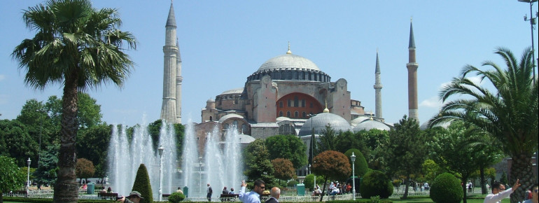 Mit ihrer einzigartigen Architektur ist die Hagia Sophia ein wichtiges Wahrzeichen Istanbuls.