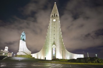 Die Hallgrímskirkja bei Nacht
