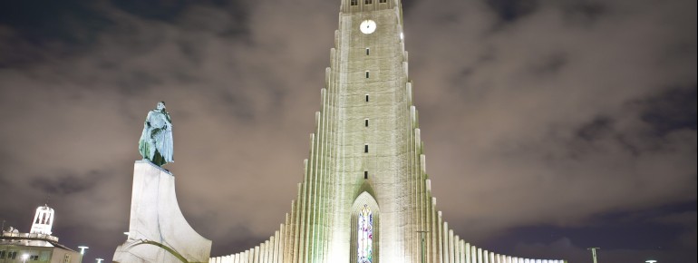 Die Hallgrímskirkja bei Nacht