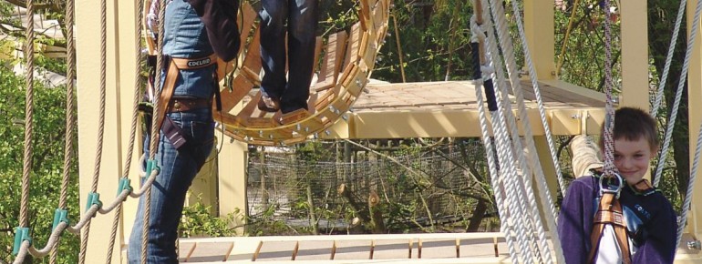 Klettern im Hochseilgarten.