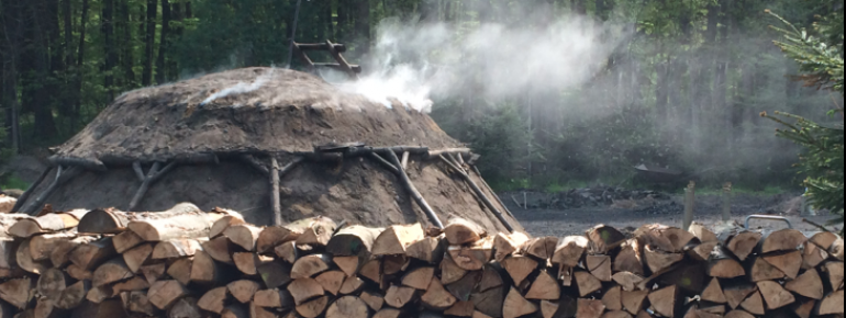 Schon von Weitem riecht man hier den typischen Holzkohlegeruch
