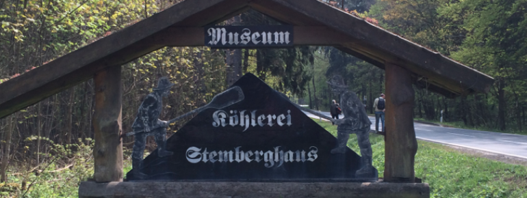 Die Harzköhlerei ist gut gekennzeichnet und nicht zu verfehlen