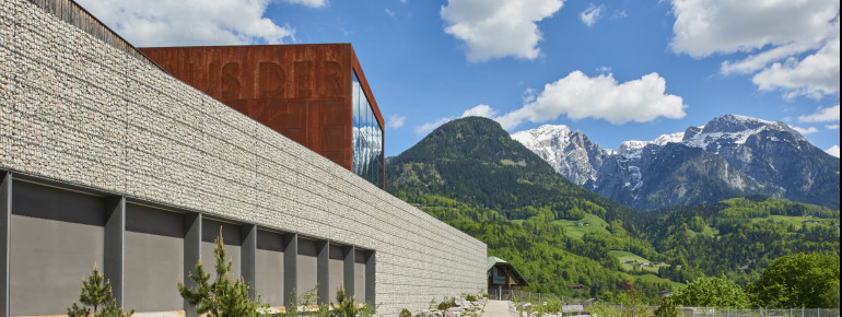 Vom Außengelände des Nationalparkzentrums erstreckt sich ein schöner Ausblick. Auf dem Panoramaweg kannst du die Gipfel des Watzmanns, des Jenners oder des Hochkalters erspähen.