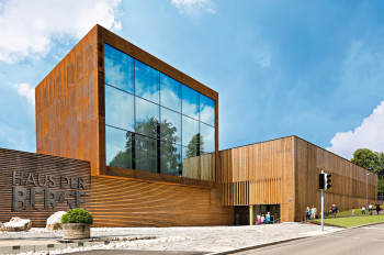 Das modern gestaltete "Haus der Berge" wurde im Jahr 2013 eröffnet. Kennzeichnend sind die Verkleidung aus Holzlamellen und der große Stahlkubus mit seiner Glasfront.