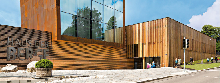 Das modern gestaltete "Haus der Berge" wurde im Jahr 2013 eröffnet. Kennzeichnend sind die Verkleidung aus Holzlamellen und der große Stahlkubus mit seiner Glasfront.